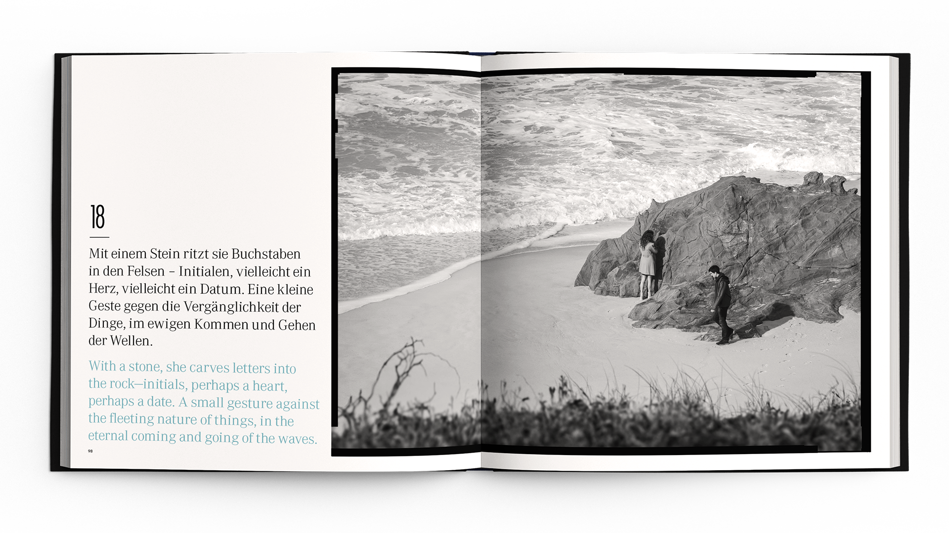 Black and white photo of a couple on a rocky beach, ocean waves in the background. German and English text on the left page.